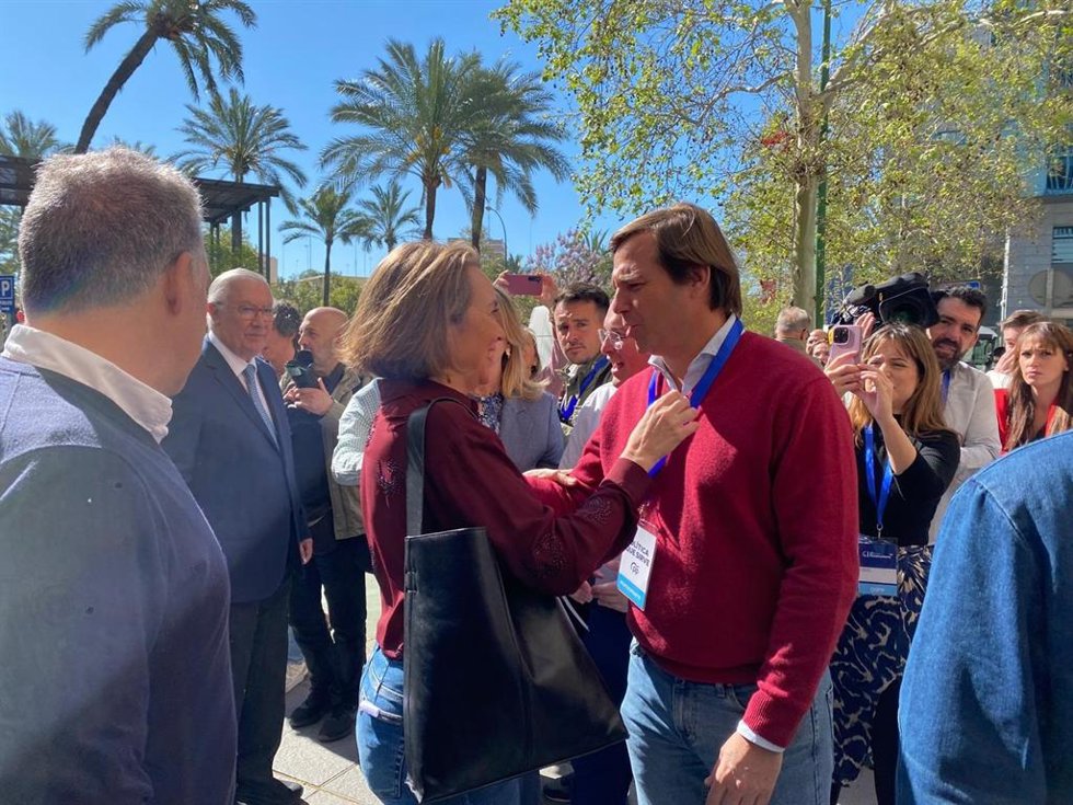 La secretaria general del PP, Cuca Gamarra, y el secretario general del PP andaluz, Antonio Repullo, este sábado en Sevilla