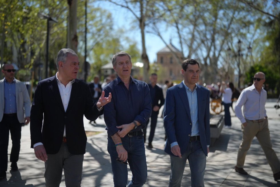El alcalde de Sevilla, José Luis Sanz, este sábado junto a los presidentes del PP nacional y andaluz, Alberto Núñez Feijóo y Juanma Moreno. 