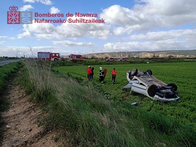 Los servicios de emergencia junto al coche accidentado.