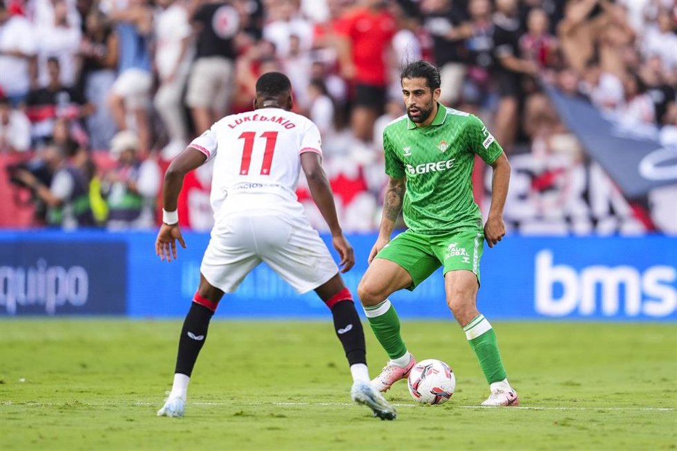 Archivo - Dodi Lukebakio y Ricardo Rodríguez en el Sevilla FC-Real Betis de la primera vuelta