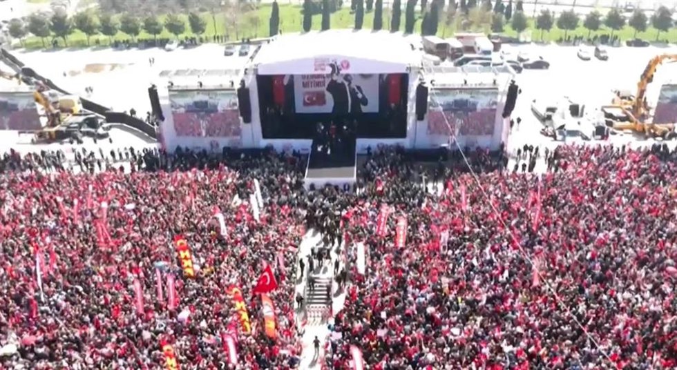 Manifestación en apoyo al dirigente opositor turco Ekrem Imamoglu en Estambul, Turquía