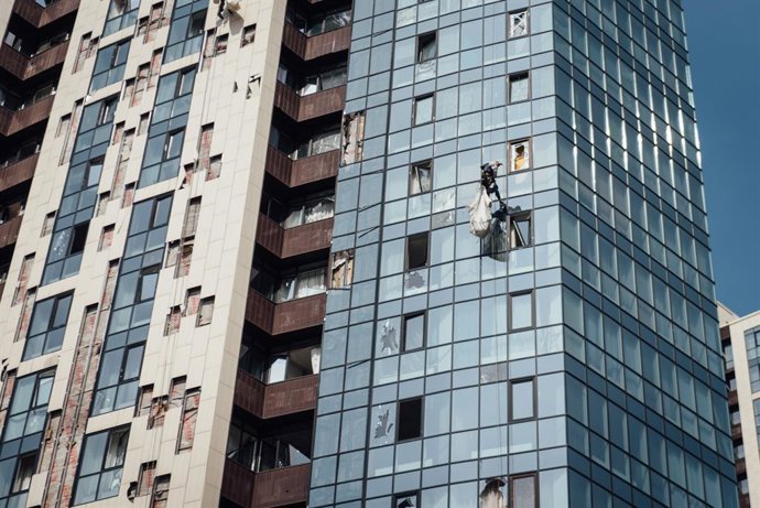 27 de março de 2025, Dnipro, Dnipropetrovsk Oblast, Ucrânia: Janelas e fachadas danificadas dos edifícios ao redor do local de impacto do ataque de drones russos em 26.03.2025, em Dnipro, Ucrânia