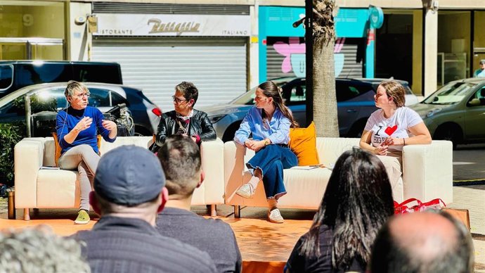 La portavoz de Compromís per València, Papi Robles, en un acto público en el barrio del Carme