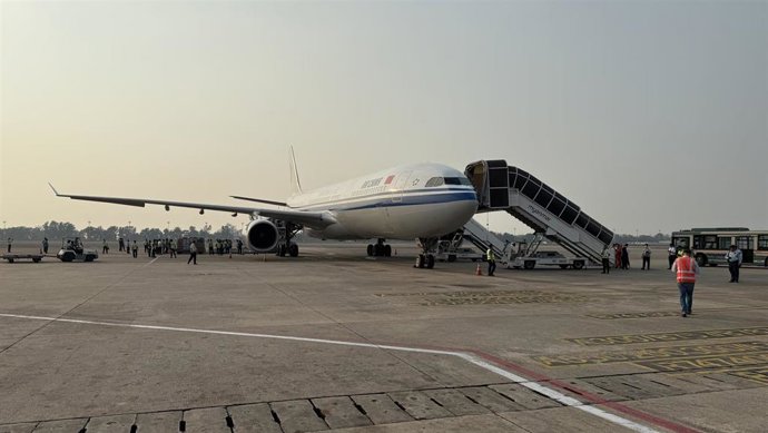Llegada de un avión de ayuda y rescate de China al aeropuerto de Rangún 
