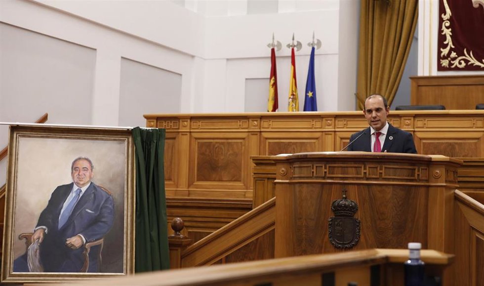 Archivo - Pablo Bellido durante la presentación de una de las obras de Fernández-Galiano, el retrato de Vicente Tirado.