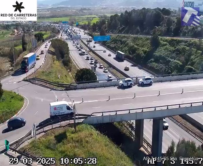 Siguen cortados dos carriles de la AP-7 en Santa Perpètua de Mogoda (Barcelona) por un incendio