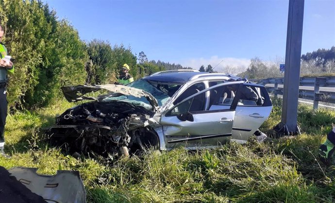 Vehículo accidentado en la A-6, en Betanzos (A Coruña).