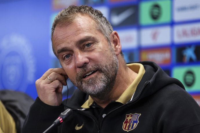 Hansi Flick, técnico do FC Barcelona, participa de sua coletiva de imprensa durante o dia de treinamento do FC Barcelona antes da partida de futebol da Liga Espanhola, La Liga EA Sports, contra o CA Osasuna na Ciudad Esportiva Joan Gamper em 26 de março d