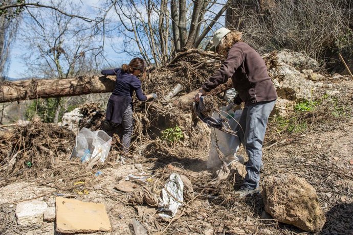 Voluntários trabalham durante o dia de limpeza da cidade velha até o riacho Letur, em 29 de março de 2025, em Letur, Albacete, Castilla-La Mancha (Espanha). A associação "Pueblos Vivos Sierra del Segura" convocou a população de Letur, Albacete, Castilla-L