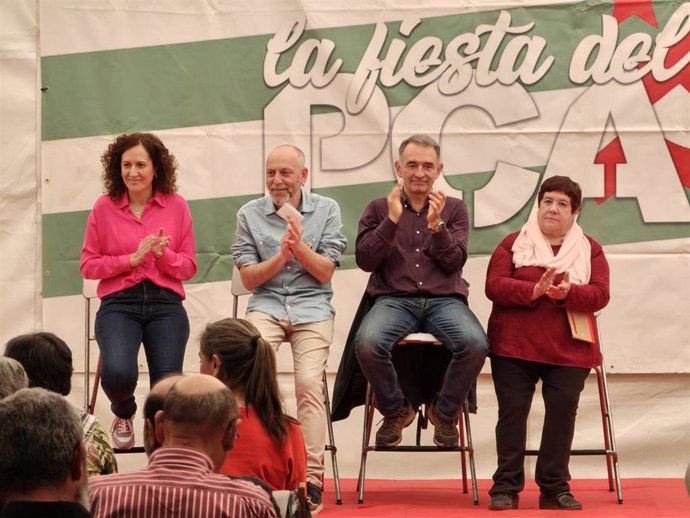 El secretario general del Partido Comunista de Andalucía (PCA), Ernesto Alba; el diputado de Izquierda Unida (IU) en el Congreso, Enrique Santiago; y la secretaria general del CCOO-A, Nuria López, en la 'Fiesta del PCA' en Córdoba.