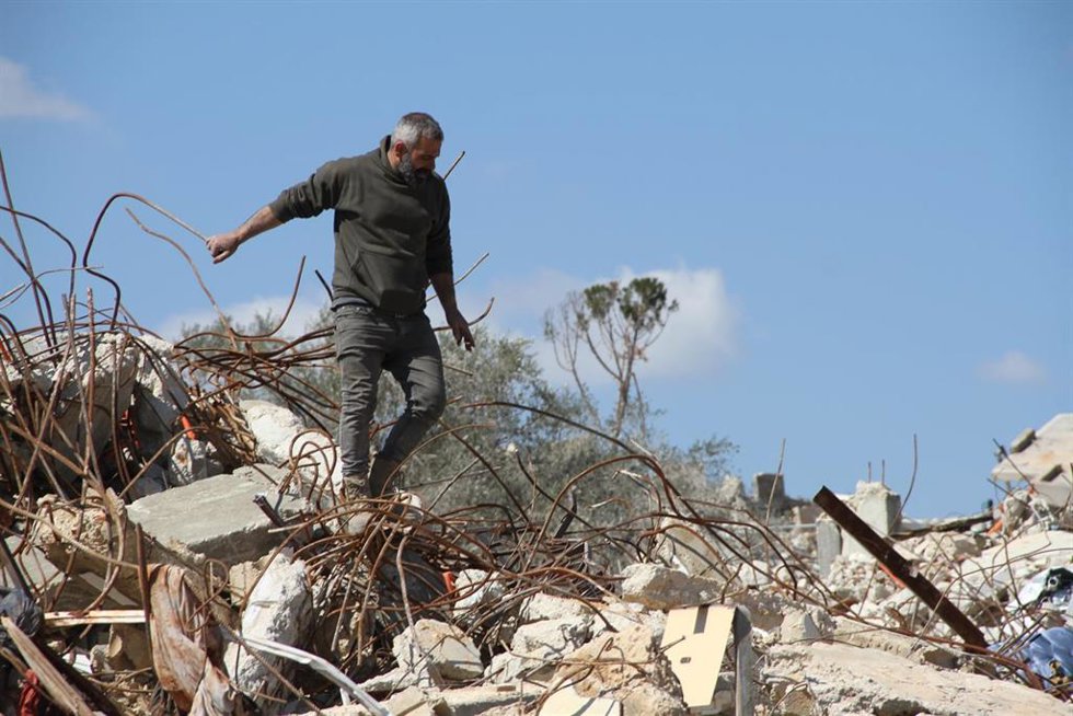 Imagen de un ciudadano libanés entre escombros de un ataque israelí 