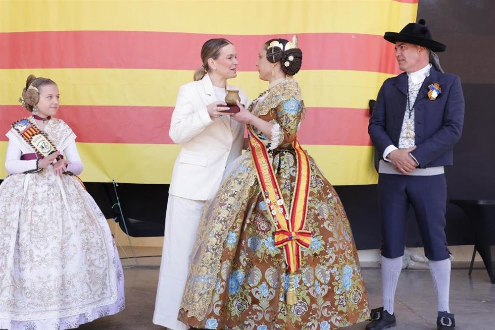 La presidenta del Govern, Marga Prohens, recibe el Cresol d'Or de la Casa Regional de Valncia y la Falla del Toro