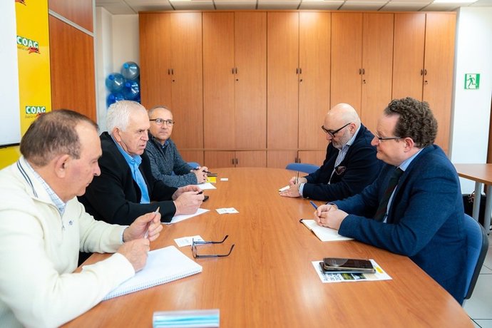 El diputado del Grupo Parlamentario Vox en Andalucía y portavoz en la Comisión de Agricultura, Alejandro Hernández, junto al diputado nacional de VOX por Córdoba, José Ramírez.