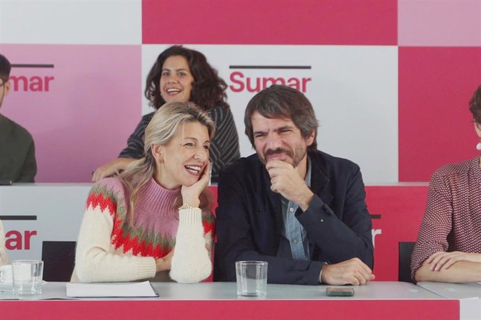 Archivo - La vicepresidenta segunda, Yolanda Díaz, y el portavoz de Sumar y ministro de Cultura, Ernest Urtasun, durante una reunión del Grupo Coordinador de Sumar, en el Círculo de Bellas Artes, a 10 de noviembre de 2024, en Madrid (España). 