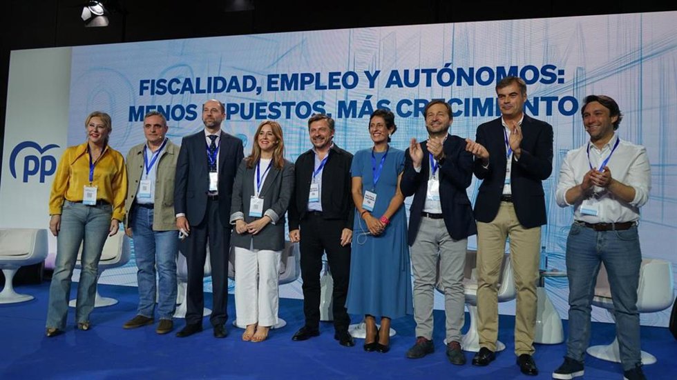 La vicesecretaria general del PP-Aragón, cuarta por la izquierda, y el diputado aragonés, Fernando Ledesma, tercero por la derecha, en la Interparlamentaria del PP en Sevilla este sábado.