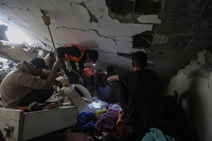 Rescate de cadáveres tras un bombardeo israelí en la Franja de Gaza (archivo)