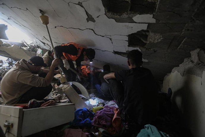 28 de março de 2025, Cidade de Gaza, Faixa de Gaza, Território Palestino: Corpos de palestinos são retirados dos escombros enquanto a defesa civil e as equipes de busca e resgate dos moradores trabalham entre os escombros da casa da família Awad, no bairr