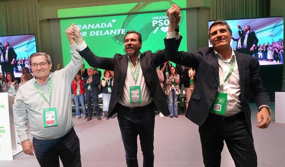 Óscar Puente, en el centro, junto a Pedro Fernández y Pepe Entrena.