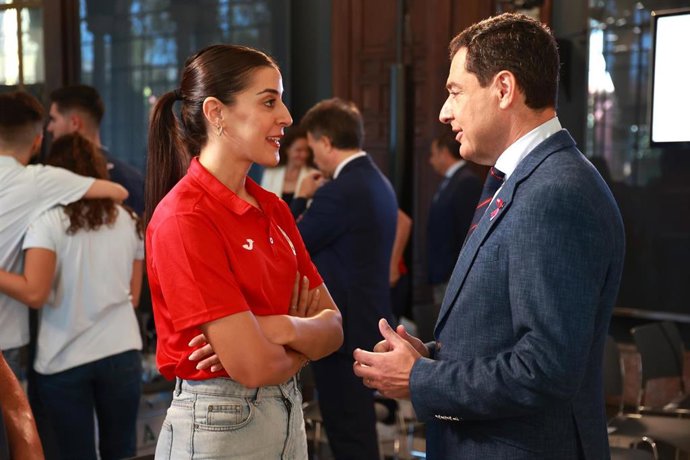 Archivo - El presidente de la Junta de Andalucía, Juanma Moreno, saluda a la olímpica Carolina Marín durante el acto de homenaje a los deportistas andaluces en París 2024. 