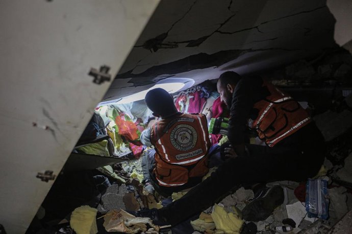 28 de março de 2025, Cidade de Gaza, Faixa de Gaza, Território Palestino: Corpos de palestinos são retirados dos escombros enquanto a defesa civil e as equipes de busca e resgate dos moradores trabalham entre os escombros da casa da família Awad, no bairr