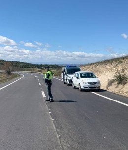 Guardia CIvil y personal médico en el lugar del accidente ocurrido este sábado en la A-129 en el que ha fallecido un ciclista.