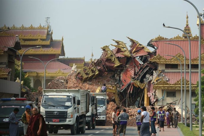 MANDALAY, 29 de março de 2025 -- Esta foto, tirada em 29 de março de 2025, mostra um prédio danificado após um terremoto em Mandalay, Mianmar. Um terremoto de magnitude 7,9 atingiu Mianmar na sexta-feira. A equipe de informações do Conselho de Administraç