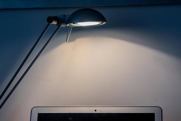 Archivo - El precio de la luz será este domingo de 3,03 euros/MWh, su valor más bajo desde principios de junio de 2024.