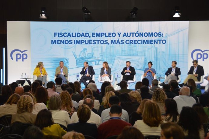 Mesa sobre fiscalidad, empleo y autónomos: menos impuestos, más crecimiento, en el marco de la 27 Interparlamentaria del PP, en Sevilla