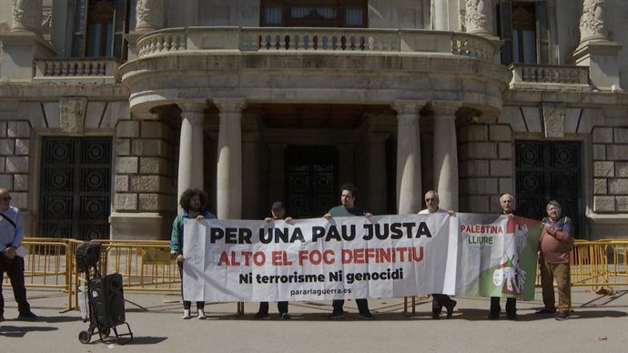 Una concentración en València exige "un alto al fuego permanente y definitivo" y "una paz justa" en Palestina