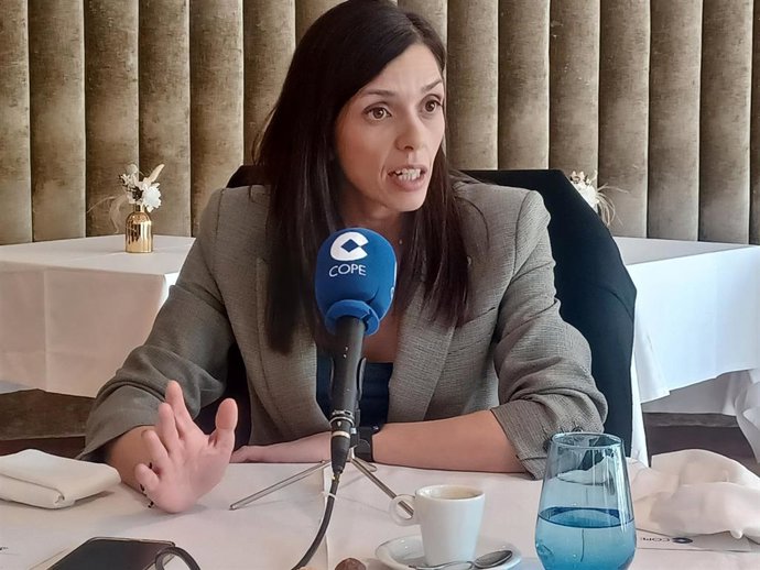 La portavoz del PSC en el Parlament de Catalunya, Elena Díaz, en una entrevista en Cope Catalunya