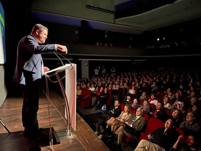 O presidente do Iustitia Europa (IE), Luis María Pardo, apresentou seu "Contrato Eleitoral" no Teatro Amaya, em Madri, em 29 de março de 2025.
