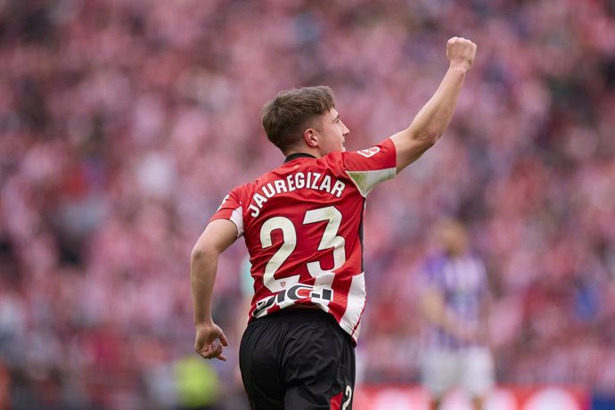 Archivo - Mikel Jaureguizar, do Athletic Club, comemora após marcar o primeiro gol da equipe durante a partida da LaLiga EA Sports entre Athletic Club e Real Valladolid CF no San Mames em 23 de fevereiro de 2025, em Bilbao, Espanha.
