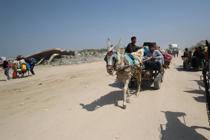 GAZA, 18 de março de 2025 -- Palestinos fugindo da cidade de Beit Hanoun, no norte da Faixa de Gaza, são vistos em uma estrada na Cidade de Gaza, em 18 de março de 2025. Israel realizou bombardeios mortais em toda a Faixa de Gaza na madrugada de terça-fei