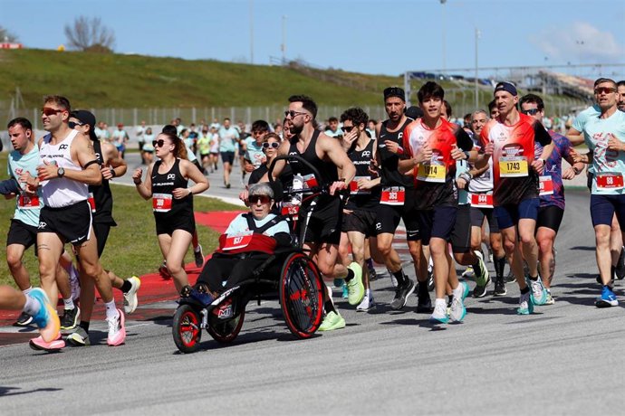 Unas 3.000 personas celebran los 25 años de la carrera solidaria 'Mou-te per l'esclerosi múltiple'
