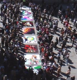 El movimiento 'PararLaGuerra.Es' exige el alto al fuego definitivo en la franja de Gaza con graffitis en el Reina Sofía.