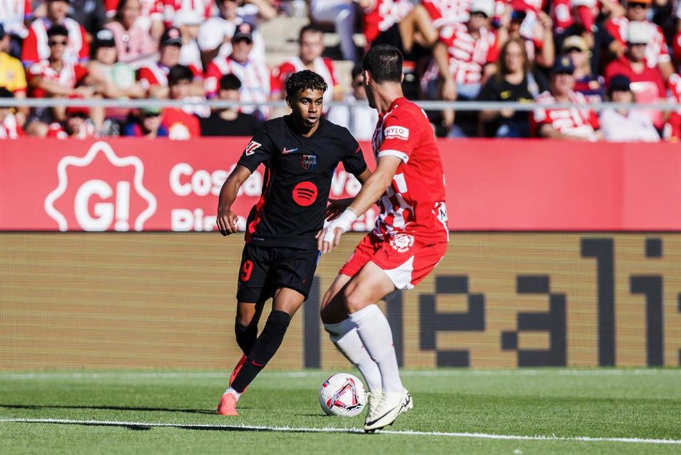 Archivo - Lamine Yamal of FC Barcelona in action during the Spanish league, La Liga EA Sports, football match played between Girona FC and FC Barcelona at Estadio de Montilivi on September 15, 2024 in Girona, Spain.