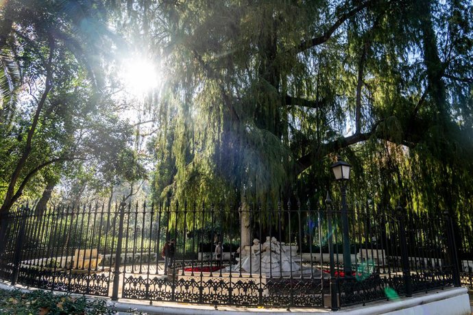 Archivo - Una pareja abrigada contempla el monumento  a Bécquer, que se encuentra en el Parque de María Luisa,  en un día frío y el soleado a la vez, a 27 de diciembre del 2023 en Sevilla (Andalucía, España). La capital andaluza despide  el año con una ba