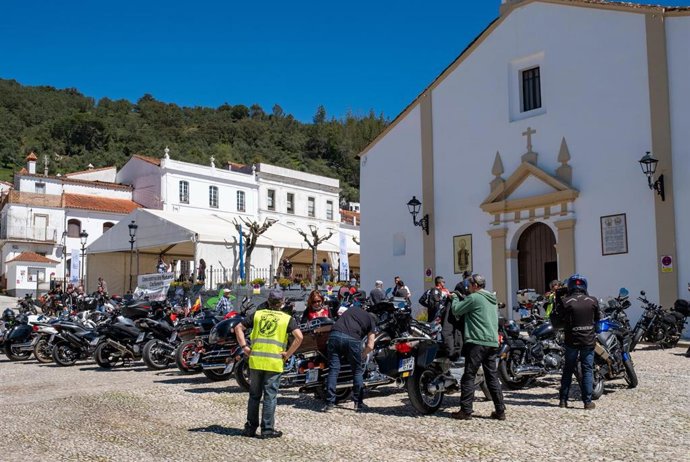 Más de 300 moteros inauguran en Galaroza la Guía Turística de Carreteras Secundarias de Huelva.