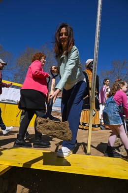 La consellera de Educación y Formación Profesional, Esther Niubó, ha colocado la primera piedra de la nueva escuela Les Filadores de Sentmenat