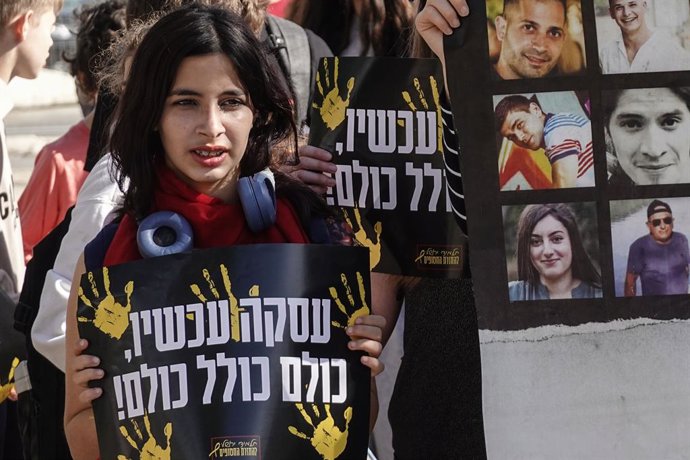27 de março de 2025, Jerusalém, Israel: Estudantes da Leyada High School (Jerusalém) marcham em direção ao Knesset em apoio à libertação dos 59 reféns israelenses restantes mantidos em Gaza, agora com 538 dias de cativeiro. O protesto ocorre após o ataque