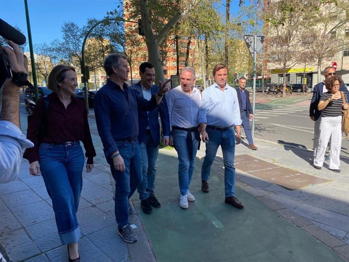 Alberto Núñez Feijóo y Juanma Moreno, junto a Cuca Gamarra, Elías Bendodo y Antonio Repullo, este sábado en Sevilla, con motivo de la 27 Interparlamentaria del PP