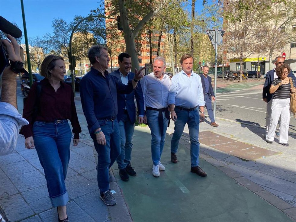 Alberto Núñez Feijóo y Juanma Moreno, junto a Cuca Gamarra, Elías Bendodo y Antonio Repullo, este sábado en Sevilla, con motivo de la 27 Interparlamentaria del PP