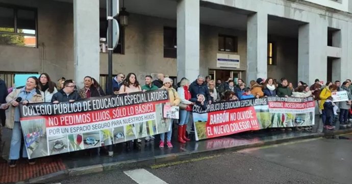 Una imagen de archivo de una protesta de familias de alumnos del Colegio de Latores