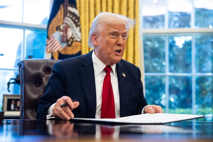 26 de março de 2025, Washington, Distrito de Columbia, EUA: O presidente dos Estados Unidos, Donald J. Trump, assina uma ordem executiva impondo uma tarifa de 25% sobre as importações de automóveis e determinadas peças automotivas no Salão Oval da Casa Br