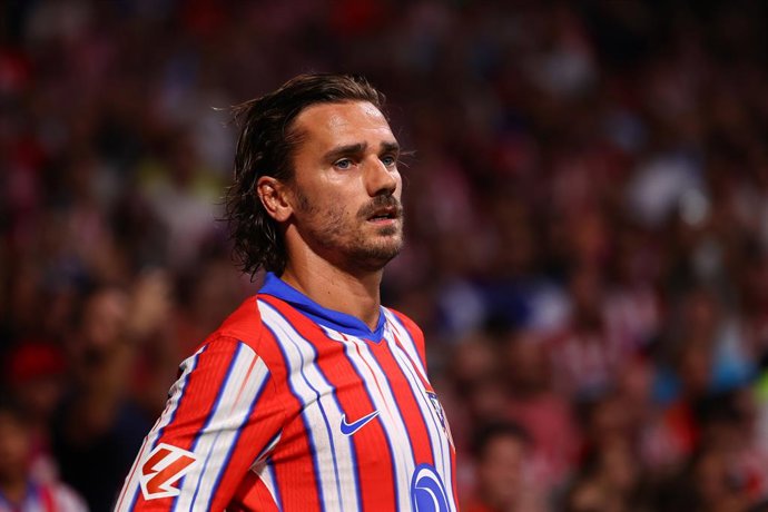 Archivo - Antoine Griezmann, do Atlético de Madri, observa durante a partida de futebol da Liga Espanhola, LaLiga EA Sports, disputada entre o Atlético de Madri e o RCD Espanyol no estádio Civitas Metropolitano em 28 de agosto de 2024, em Madri, Espanha.