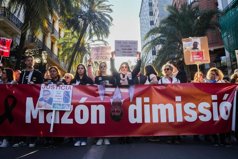 Una nueva manifestación, la sexta desde el 29 de octubre, recorre las calles de Valncia para pedir la dimisión de Carlos Mazón como 'president' de la Generalitat.