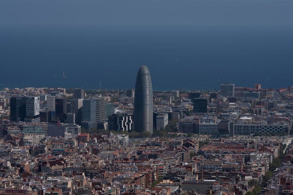 Archivo - Vista panorámica de Barcelona, con la Torre Glries al fondo, a 5 de agosto de 2024, en Barcelona, Catalunya (España).