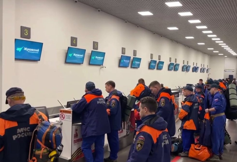 Rescatistas rusos con destino a Birmania en Moscú