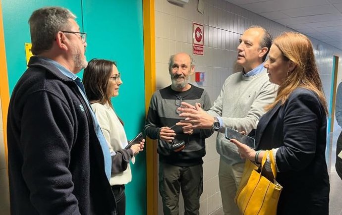 El consejero con personal de Mantenimiento del hospital bilbilitano