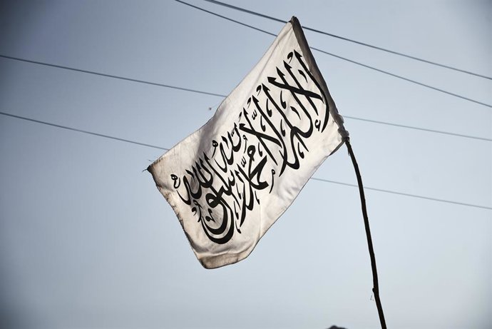 Archivo - Arquivo - 14 de novembro de 2021, Cabul, Afeganistão: Uma bandeira do Talibã, branca e estampada com a shahada em letras pretas, está tremulando no céu de Cabul. A bandeira, que costumava inspirar terror, pode ser vista em todo o país.